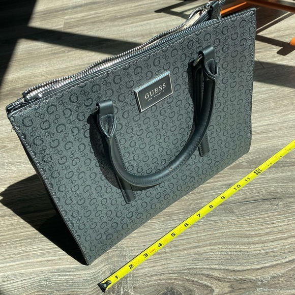 Multi compartment Guess structured back purse, some scratches on handle - Picture 2 of 12